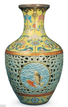 16" antique Chinese porcelain vase, made at Jingdezhen, the site of China's most prestigious kilns during the reign of Emperor Qianlong who ruled between 1736 and 1795. Fish Vase, Chinese Porcelain Vase, Art Chinois, Chinese Vase, Vase Shapes, Antique Vase, Diy Vase, Chinese Ceramics, Keramik Vase