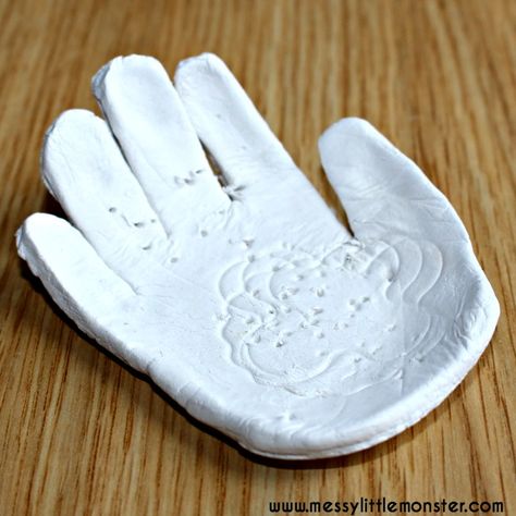 DIY clay handprint bowl keepsake. An easy kids craft using air dry clay. This ring dish is a great kid made gift idea from toddlers and preschoolers that is perfect for Mother's Day, Fathers Day or Christmas. Diy Clay Handprint, Clay Handprint, Daycare Projects, Mothers Day Crafts Preschool, Kids Craft Gifts, Holiday Pottery, Clay Gifts, Easy Mother's Day Crafts, Toddler Painting