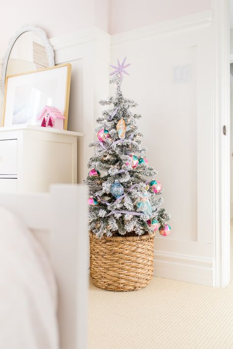 Christmas Kids Room, Home Decor Ideas Bedroom, Christmas Trees For Kids, Decor Ideas Bedroom, Holiday Greenery, Preppy Christmas, Christmas Decor Inspiration, Miniature Christmas Trees, Small Christmas Trees