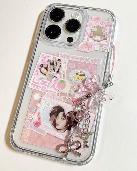 #pink #inspo #phone Iphone And Airpods, Iphone 13 Cases, Y2k Phone Case, Clear Phone Case Design, Kpop Phone Cases, Iphone Airpods, Cute Ipad Cases, Diy Case, Kawaii Phone Case