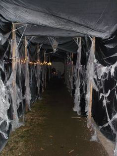 Driveway Haunted House, Entrada Halloween, Organized Garage, Halloween Maze, Cheap Diy Halloween Decorations, Haunted House Diy, Super Organized, Halloween Outside, Image Halloween