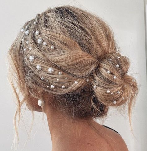 You will make heads turn when you arrive with this beautiful hairstyle. Updo, Glam Boho Hairstyle Chignon Hairstyle, Winter Wedding Hair, Hair Brooch, Chignon Hair, Latest Hair Trends, Princess Hairstyles, Pearl Hair Clip, Hairstyle Look, Fashion Hair Accessories