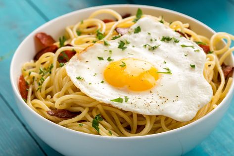 Pasta With White Sauce, Crispy Pepperoni, Egg Recipes Indian, Best Spaghetti Recipe, Fried Egg Recipes, Egg And Sausage, Pepperoni Recipes, 5 Dinners, Spaghetti Recipes Easy