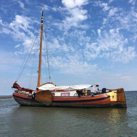 1897 Barge Skutsje, Netherlands - boats.com Barge Boat, Classic Sailboat, Dutch Barge, Sailboat Design, Boat Names, Used Boat For Sale, Sailing Vessel, Canal Boat, Used Boats