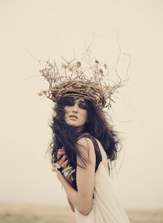 twig tiara Headpiece Fashion, Desert Shoot, Hur Man Målar, Mode Boho, Shoot Inspiration, Tiaras And Crowns, Photoshoot Inspiration, The Desert, Headdress