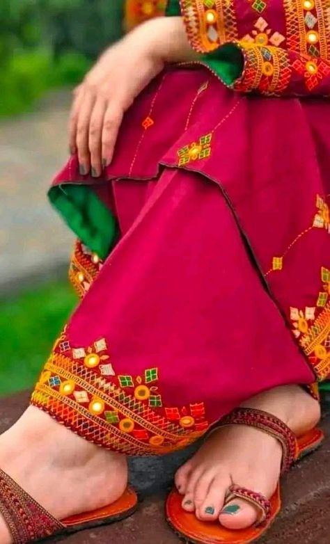 Blochi Design, Balochi Embroidery, Sindhi Embroidery, Trendy Cocktail Dresses, Shirt Design For Girls, Simple Hand Embroidery, Balochi Dress, Simple Hand Embroidery Patterns, Girls Dresses Sewing