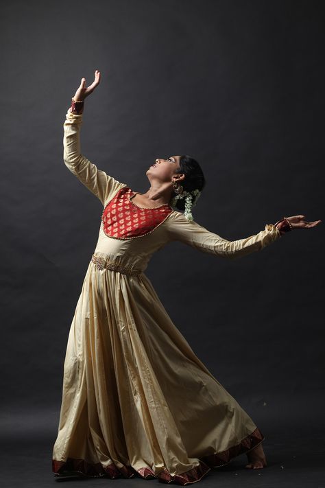 Kathak Dancers Photography, Kathak Anarkali Dress, Kathak Dress Design, Kathak Dance Aesthetic, Kathak Photoshoot, Kathak Photography, Kathak Anarkali, Kathak Aesthetic, Kathak Poses