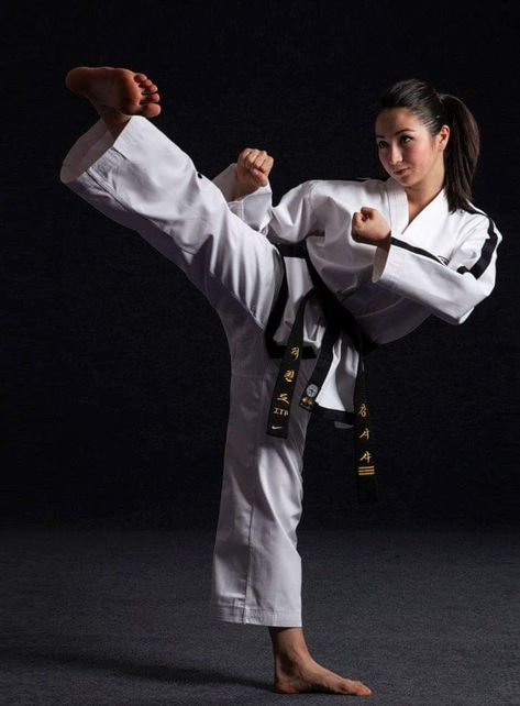 Female Taekwondo, Wrestling Room, Karate Photos, Martial Arts Photography, Japanese Martial Arts, Big Momma, Martial Arts Gif, Women Karate, Female Martial Artists