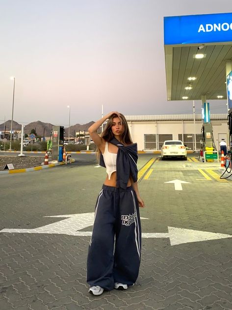 Mode Dope, Streetwear Girl, Foto Poses, Swaggy Outfits, Cute Everyday Outfits, Streetwear Outfits, Parking Lot, Gas Station, Casual Style Outfits