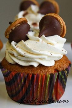 Spiced Pumpkin Cupcakes with Cinnamon Cream Cheese Frositng topped with Acorns by JavaCupcake Pumpkin Cupcakes With Cinnamon Cream, Thanksgiving Cupcakes, Decorated Cupcakes, Cinnamon Cream Cheese, Fall Cupcakes, Fall Entertaining, Spiced Pumpkin, Pumpkin Cupcakes, Thanksgiving Desserts