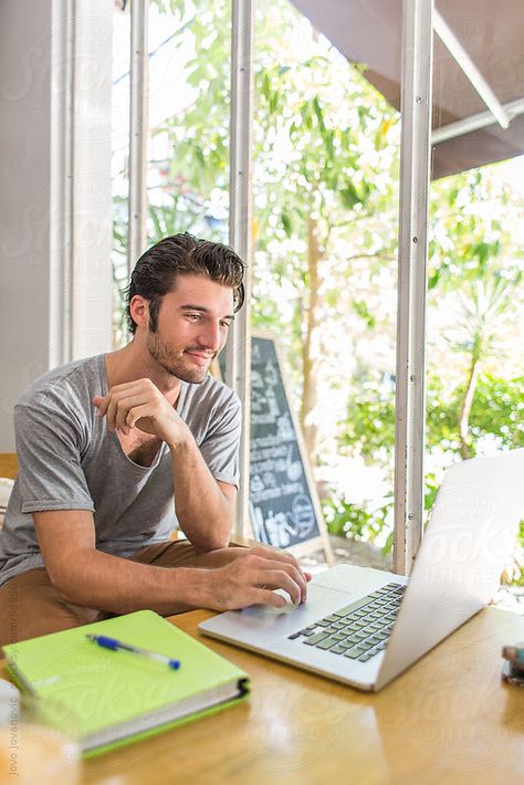 Accounting Photoshoot, Brown Parents, Man With Laptop, Man Working On Laptop, Business Man Photography, Dating Photography, Workplace Rules, Job Marketing, Entrepreneur Photography