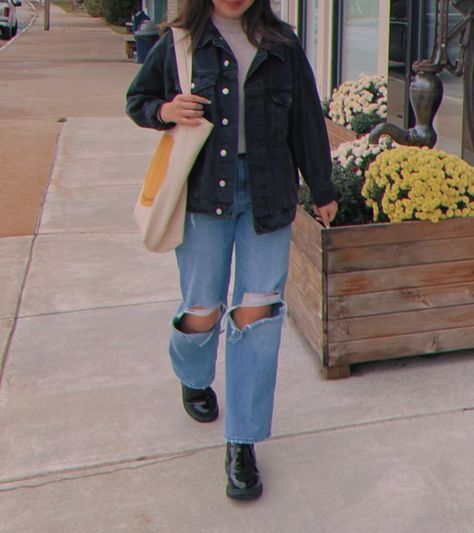 Blue Jean Jacket Fall Outfits, Jean Jacket Outfits Europe, Outfit With Oversized Jean Jacket, Oversize Black Denim Jacket Outfit, Oversized Denim Jacket Outfit Spring, Black Jean Jacket Outfits Fall, How To Style Black Jean Jacket, Black Courdory Jacket Outfit, Black Denim Jacket Outfit Aesthetic