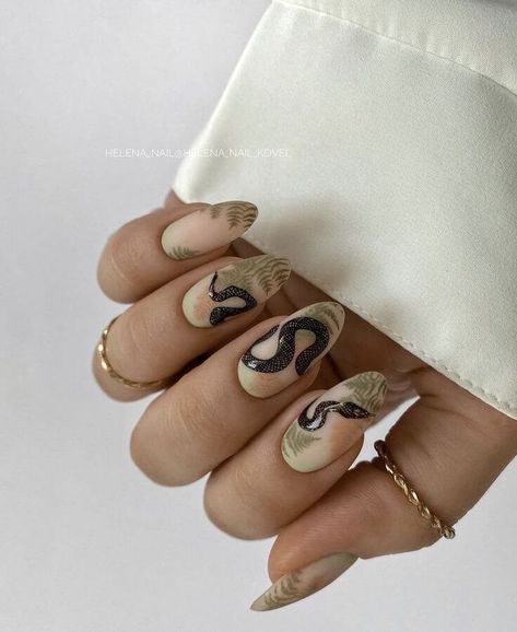 30 Seductive Snake Nail Designs To Release Your Inner Seductress Snake Nail, Trendy Nail Polish, Get Nails, Oval Nails, Birthday Nails, Manicure Y Pedicure, Funky Nails, Nail Art Inspiration, Chic Nails