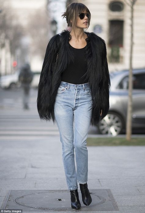 Outfit Viaje, Fur Jacket Outfit, Black Fur Jacket, Monday Outfit, Concert Attire, Look Jean, Black Tees, 2024 Outfits, Denim Outfits