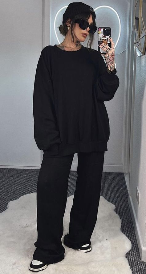 All Black Outfit Sweatpants, Comfy Outfit Sweatpants, Black Loungewear Outfits, Cute Movie Theater Outfits Comfy, Dark Cozy Outfits, Oversized Black Sweatshirt Outfit, Wide Leg Sweatpants Outfit Casual, Wide Leg Sweatpants Outfit Winter, Black Cozy Outfit