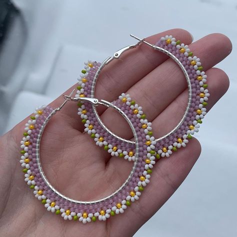 Beaded Hoops Tutorial, Brick Stitch Hoop Earrings, Seed Bead Jewelry Patterns, Homemade Earrings, Beaded Earrings Diy, Brick Stitch Earrings, Beaded Jewlery, Handmade Jewelry Tutorials, Beaded Jewelry Designs