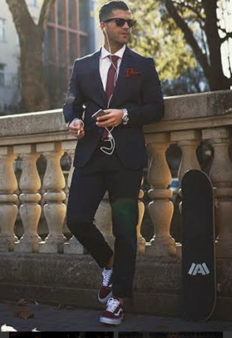 Wedding Suit With Sneakers, Groom Suit With Sneakers, Boy Outfit Ideas, Suits And Sneakers, Black Suit Men, Gala Outfit, Wedding Converse, Checkered Vans, Wedding Outfit Men