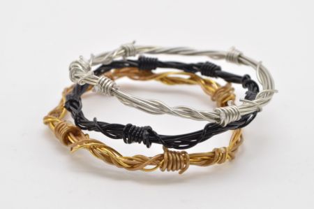 DIY - Barbed Wire Bracelet Diy Barbed Wire, Barbed Wire Bracelet, Barbed Wire Ring, Wire Bracelet Tutorial, Diy Jewelry Tutorials, Wire Wrapped Bangles, Pearls Diy, Wire Bangles, Wire Wrapped Bracelet