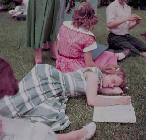 1950s High School, 50s Aesthetic, Alfred Eisenstaedt, Vintage School, Vintage Americana, Vintage Life, Vintage Portraits, Vintage Pictures, Close Your Eyes