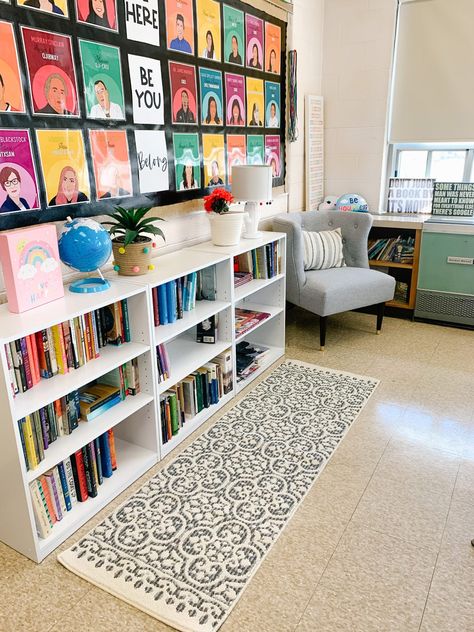 Boho Reading Nook Classroom, High School Ela Classroom Setup, Reading Chair Classroom, High School Reading Classroom Decor, Teacher Chair Ideas, Reading Corner Elementary Classroom, Classroom Library Middle School, Teacher Read Aloud Chair, High School Classroom Library