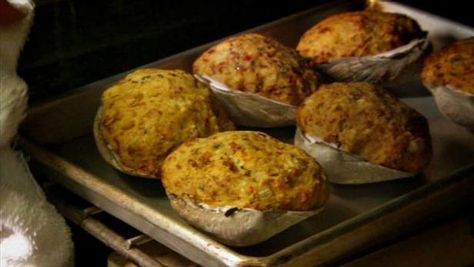 Anthony's Seafood shares the recipe for their Chorizo-Stuffed Quahogs. Portuguese Stuffed Quahogs, Stuffies Recipe, Stuffed Quahogs, Soft Shell Crab Recipe, Lobster Stock, Clams Casino, Weekend Food, Video Food, Portuguese Cuisine