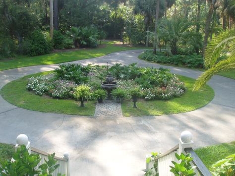 Circle Driveway Landscaping, Garden Design Layout Landscaping, Cement Pavers, Circle Driveway, Driveway Ideas, Driveway Design, Driveway Landscaping, Front Yard Design, Cottage Garden Design