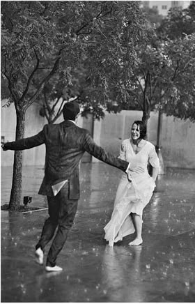 Se você encontrar alguém disposto a caminhar na chuva do seu lado, não fuja, molhe-se. (Contardo Calligaris). Dance Rain, Sustained Investigation, Swing Dancing, Fotografi Vintage, Love Rain, Singing In The Rain, Northern Soul, Let's Dance, Happy Dance