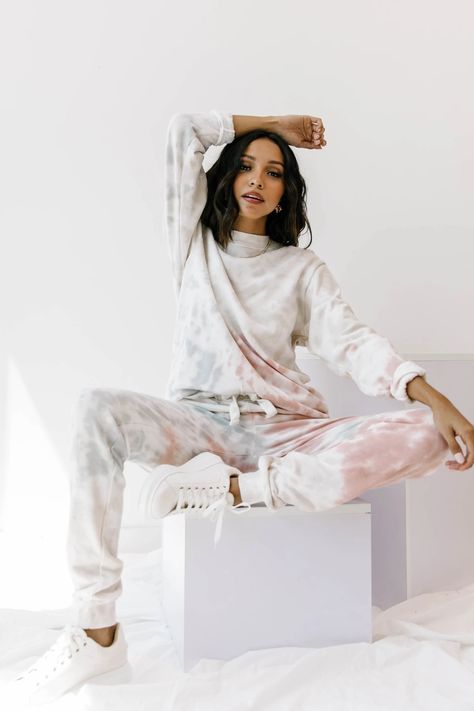 Tie Dye Loungewear, Tie Dye Sweats, Shibori Fabric, Tie Dye Sweatpants, Tie Dye Fashion, Tie Dye Fabric, Dye Sweatshirt, Grey Tie Dye, Tie Dye Long Sleeve