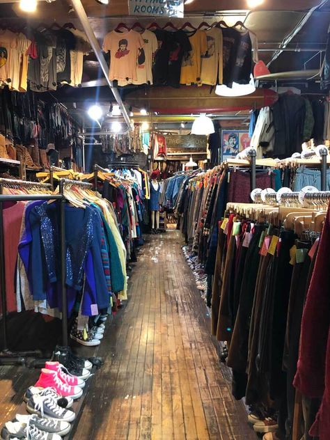 Thrift Shop New York, Brooklyn Guide, Vintage Store Ideas, Best Thrift Stores, Open Restaurant, Train Vintage, Vintage Thrift Stores, Vintage Stores, Brooklyn Style