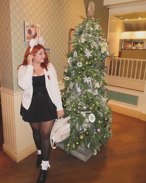 ❄️☃️ Friendsgiving meetup with @1800wonderlandfairies Outfit: Cardigan: @forever21 Skirt: @target Shoes: @drmartensofficial Bag: @boxlunchgifts Ears: @ebay @tokyodisneyresort_official #disneystyle #disneyparks #disneyland #disney #disneygram #disneylifestyle #disneycommunity #disneyoutfit #midsizefashion #disneybound #disneylandchristmas #mickeygingerbread Disney Lifestyle, Disneyland Christmas, Outfit Cardigan, Mid Size Fashion, Target Shoes, Disney Outfits, Disney Style, Disney Parks, Disneyland