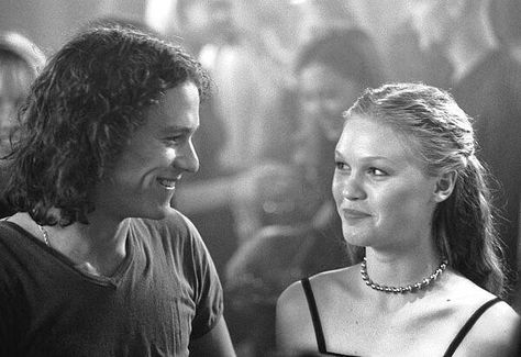 Julia Stiles & Heath Ledger "10 things i hate about you" Mariana Core, Kaptan Jack Sparrow, Julia Stiles, 10 Things I Hate About You, Septième Art, I Love Cinema, Heath Ledger, Movie Couples, Romance Movies