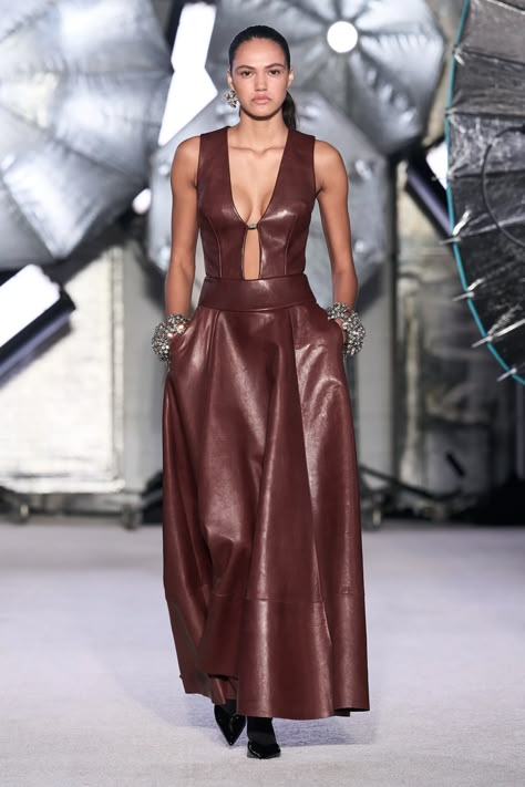 Leather Couture, Full Sleeves Dress, Leather Dress Women, Moda Outfit, Brandon Maxwell, Mode Inspo, Leather Dresses, Slim Dresses, Fall 2023