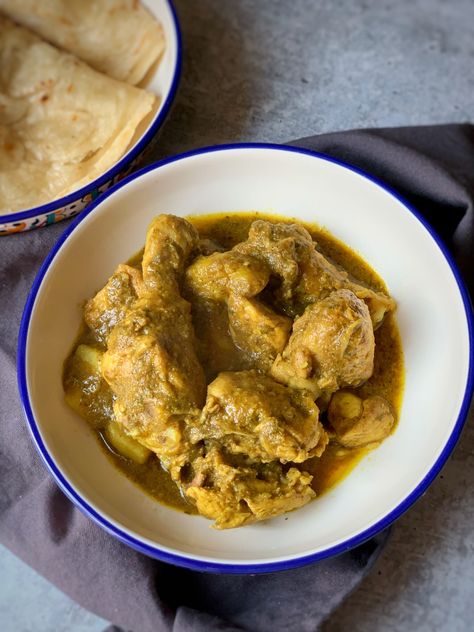 Guyanese Style Chicken Curry - Metemgee Guyanese Curry, Coconut Buns, Guyanese Recipes, Brown Recipe, Curry Dishes, Curry Chicken Recipes, Natural Juices, Chicken Curry, Love Eat