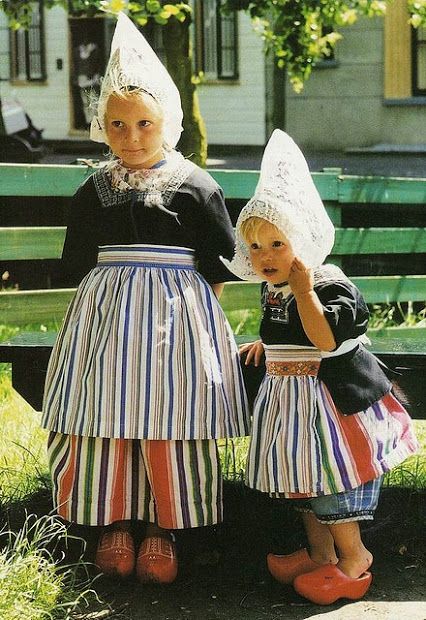 Holland népviselet Netherlands Clothes, Dutch Clothing, Snoopy Dance, Folk Clothing, Dutch Girl, Folk Dresses, We Are The World, Wooden Shoes, Folk Costume