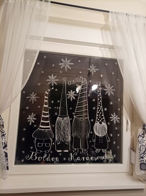 All White Christmas Window Painting, White Chalk Christmas Window, Chalkpen Christmas Window, Window Art For Christmas, Window Xmas Drawing, Christmas Window Art Chalk Pen, Window Markers Christmas, Chalk Pens Christmas Window, Cricut Window Cling Ideas Christmas