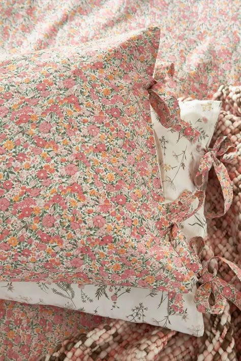 Laura Ashley Bedroom, Pink Floral Bedding, Ashley Bedroom, Fold Towels, Pink Duvet, 100 Cotton Duvet Covers, Floral Pillowcase, Pink Duvet Cover, Country Floral