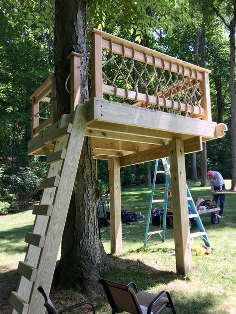 backyard forts for kids from cheap and easy DIY forts to building a treehouse for kids #forts #treehouses #funforkids Treehouse For Kids, Forts For Kids, Simple Tree House, Backyard Fort, Tree Deck, Kids Forts, Backyard Kids Play Area, Building A Treehouse, Tree House Plans