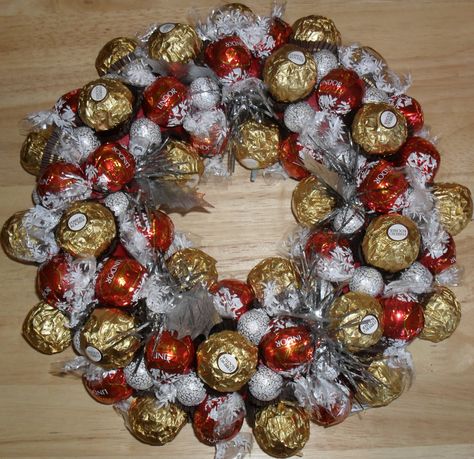 Ferrero Rocher, Lindt Lindor and Silver Chocolate Ball Christmas Wreath. Selling for £25 :-) Christmas Candy Gift Ideas, Chocolate Wreath, Xmas Food Gifts, Christmas Fayre Ideas, Willie Wonka, Easter Bouquet, Candy Arrangements, Christmas Diy Wood, Frugal Christmas