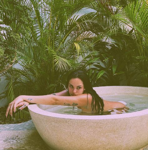 Bathtub Outdoor Photoshoot, Bath Tub Ideas Photoshoot, Cute Bathtub Pictures, Aesthetic Bathtub Photography, Claw Tub Photoshoot, Outdoor Tub Photoshoot, Bathtub Budoir, Bathtub Photo Ideas, Bathtub Selfie Ideas