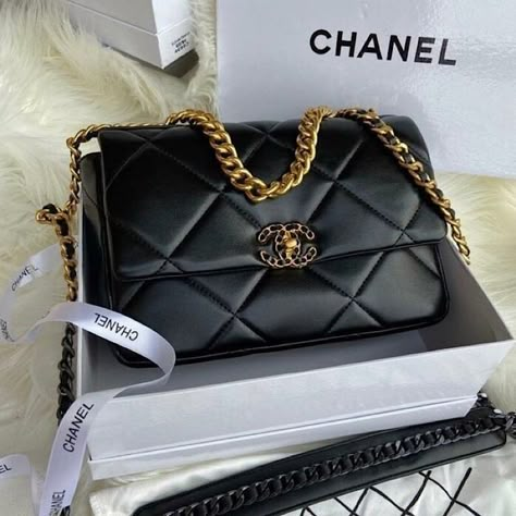 Coco Chanel Bags, Chanel 19 Bag, Handbag Brands, Fall Winter Capsule Wardrobe, Pop Clothing, Winter Bags, Luxury Bags Collection, Chanel 19, Bridal Pearl Necklace