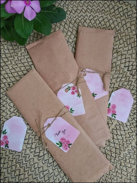 Bookmark Packing Ideas, Bookmark Wrapping Ideas, Diy Bookmark Packaging, How To Pack Bookmarks, Bookmark Packaging Ideas, Packaging Bookmarks, Packaging Diy Box, Bookmark Packaging, Painted Bookmarks