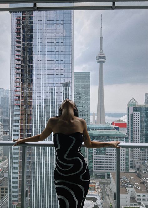 CN tower, Toronto, city photoshoot, Micas dress, Instagram photo inspo, photo ideas, toronto model, vintage edit, photoshoot ideas, city photography, city aesthetic, strapless dress Toronto Portrait Photography, City View Photoshoot, City Skyline Photoshoot, Strapless Dress Poses, Toronto Photo Ideas, Toronto Picture Ideas, Toronto Instagram Pictures, Cn Tower Aesthetic, Skyline Photoshoot