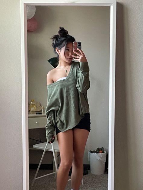 green off shoulder sweater Off Shoulder Sweater With Tank Top, Joggers And Jumper Outfit, Off Shoulder Shirt Aesthetic, Drop Shoulder Tshirt Outfits, Green Off The Shoulder Sweater, Cute Off The Shoulder Outfits, Baggy Off Shoulder Top, Off The Shoulder Hoodie Outfit, Off The Shoulder Top Outfit Summer