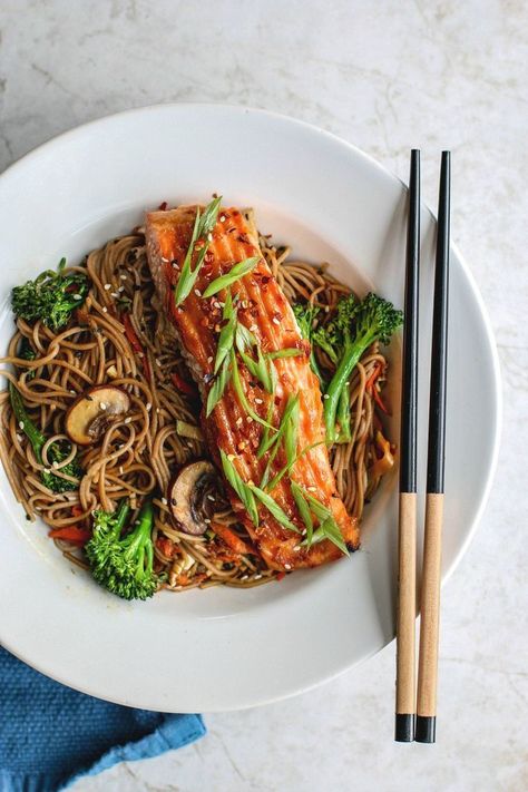 Miso Glazed Salmon With Sesame Soba Noodles Salmon Noodles, Soba Noodles Recipe, Miso Glazed Salmon, Miso Salmon, Miso Glaze, Soba Noodles, Glazed Salmon, Japanese Dishes, Super Healthy