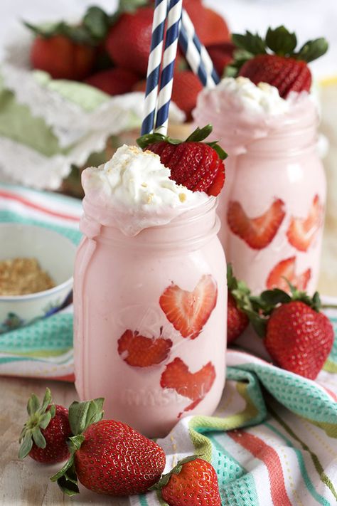 Ready in minutes and tastes just like dessert, this Strawberry Cheesecake Smoothie is the best healthy treat! Quick and easy to make, kids love it. Strawberry Cheesecake Smoothie, Healthy Summer Snacks, Cheesecake Smoothie, Smoothie Recipes Strawberry, Low Fat Yogurt, Summer Snacks, Strawberry Smoothie, Julia Child, Strawberry Cheesecake