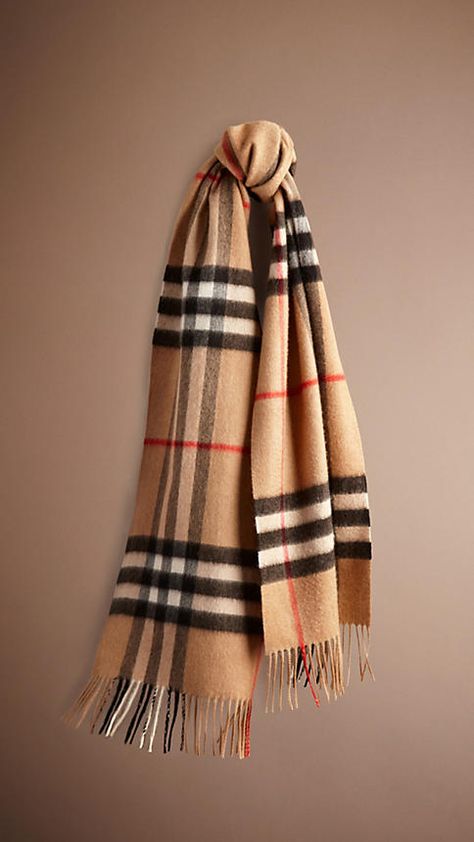 #Burberry Burberry Christmas, Boots Inspiration, Burberry Classic, Burberry Scarf, Casual Chique, Woven Scarves, British Outfits, Cashmere Shawl, Burberry Handbags