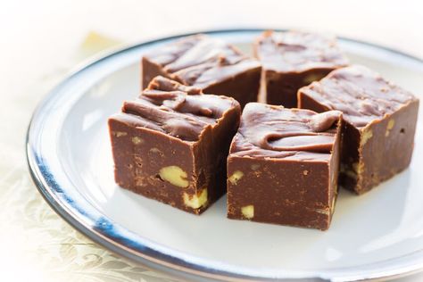 How To Make Velveeta Fudge at Home Chocolate Jello Recipes, Recipes With Chocolate Pudding, Jello Fudge, Pudding Fudge, Velveeta Fudge, Jello Pudding Recipes, Easy Fudge Recipe, Easy Fudge, Chocolate Pudding Recipes