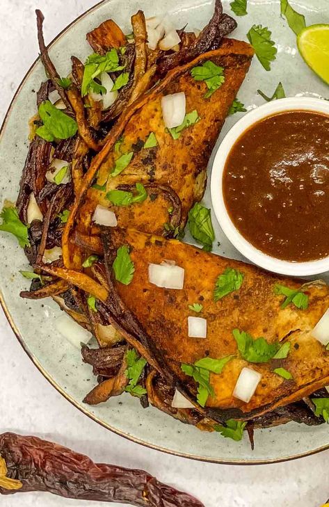 Taco Tuesday finally got veggie friendly with these vegetarian birria tacos (quesabirria) Vegetarian Birria Tacos, Vegetarian Birria, Burris Tacos, Cilantro Lime Rice Recipe, Lime Rice Recipes, Delicious Tacos, Recipes With Flour Tortillas, Birria Tacos, Marinated Mushrooms