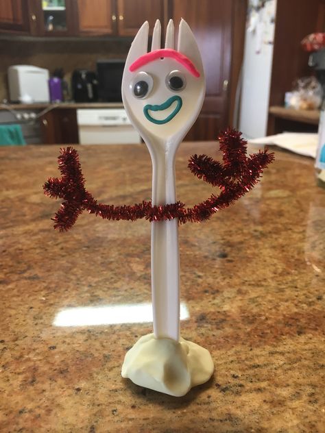 This is a easy quick craft that looks just like the Forky from Toy Story 4. Quick Crafts, Toy Story, Quick Easy, Arts And Crafts, Toys, Tableware, Quick Saves, Art