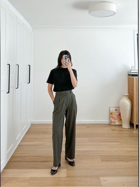 UNIQLO wide fit pleated pants review Uniqlo Style Outfits, Uniqlo Pleated Wide Pants Outfit, Uniqlo Capsule Wardrobe, Uniqlo Pants Outfit, Uniqlo Women Outfit Work, Uniqlo Wide Pleated Pants, Uniqlo Pleated Wide Pants, Uniqlo Fits, Uniqlo Aesthetic